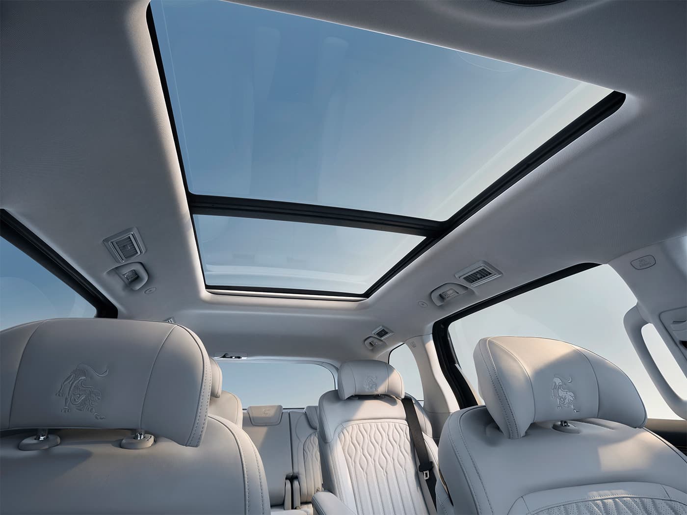 Forthing V9 PHEV, Plafon panoramic cu parasolar electric