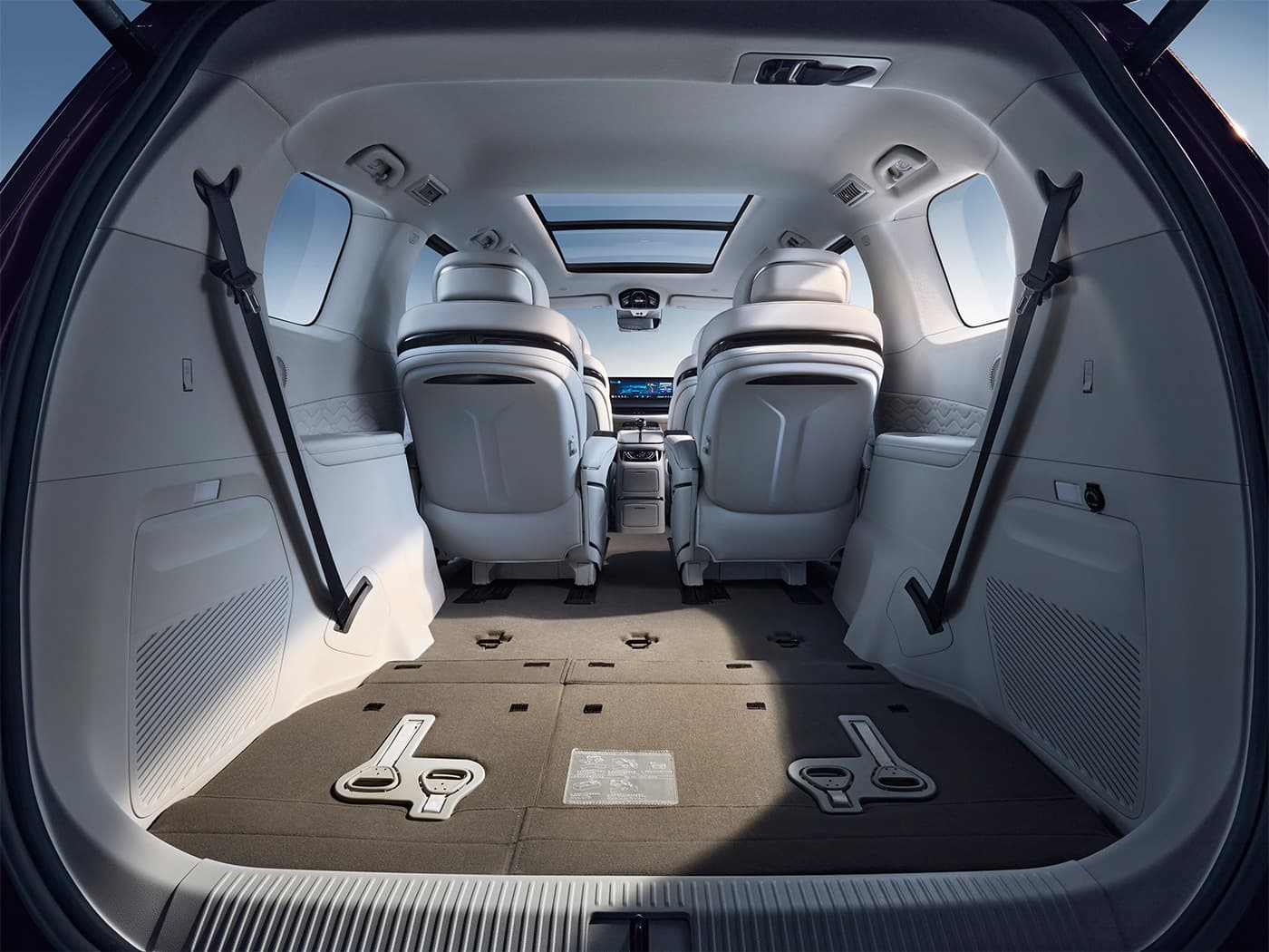 Forthing V9 PHEV, 593 de litri cu toate locurile ocupate