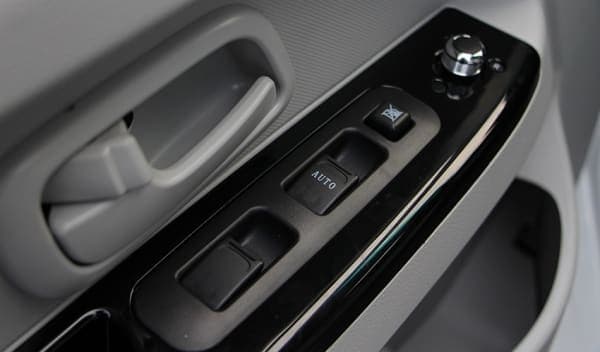 SWM X30 L EV, Două locuri, cu geamuri electrice